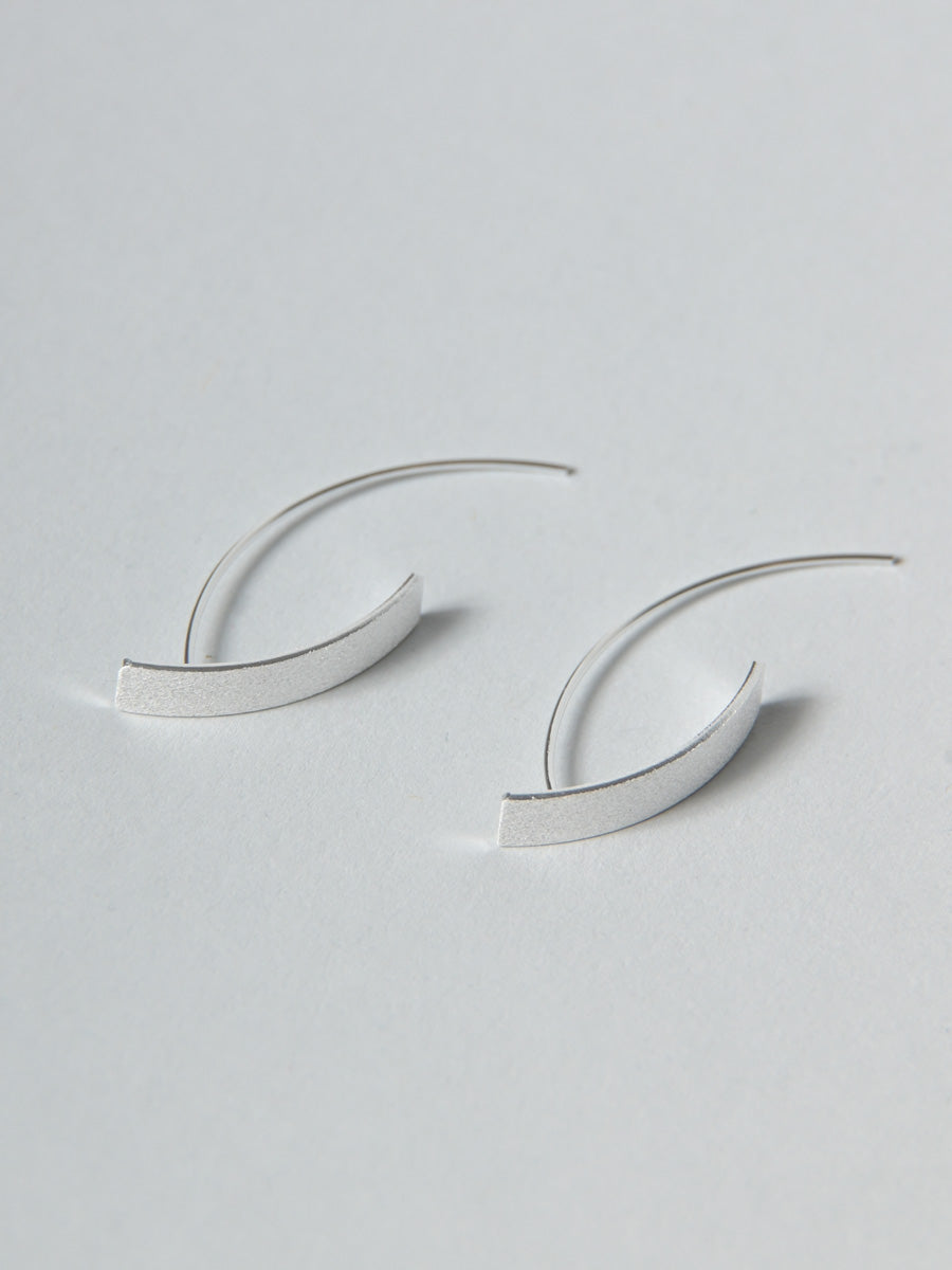 Boucles d’oreilles barre courbée en argent sterling