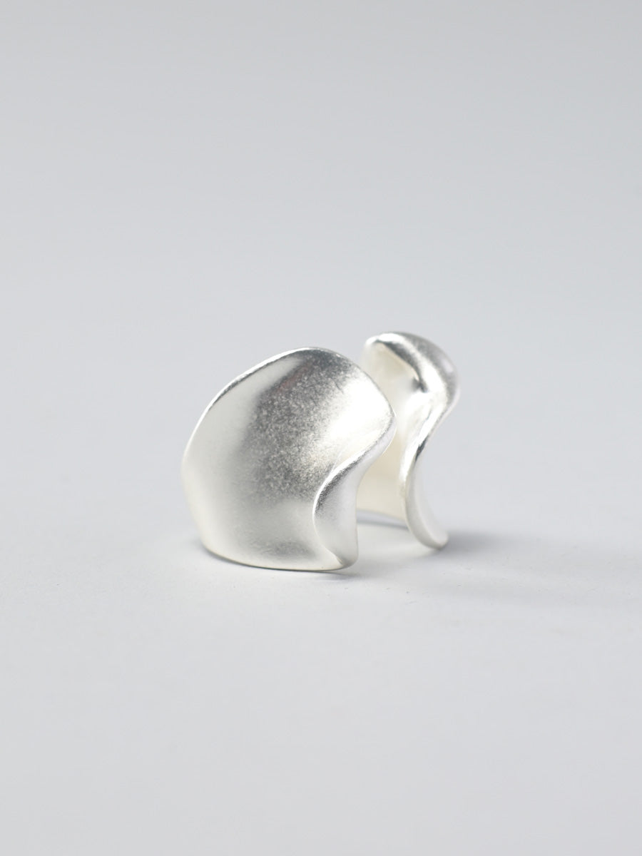 Open wave statement ring - Matte silver