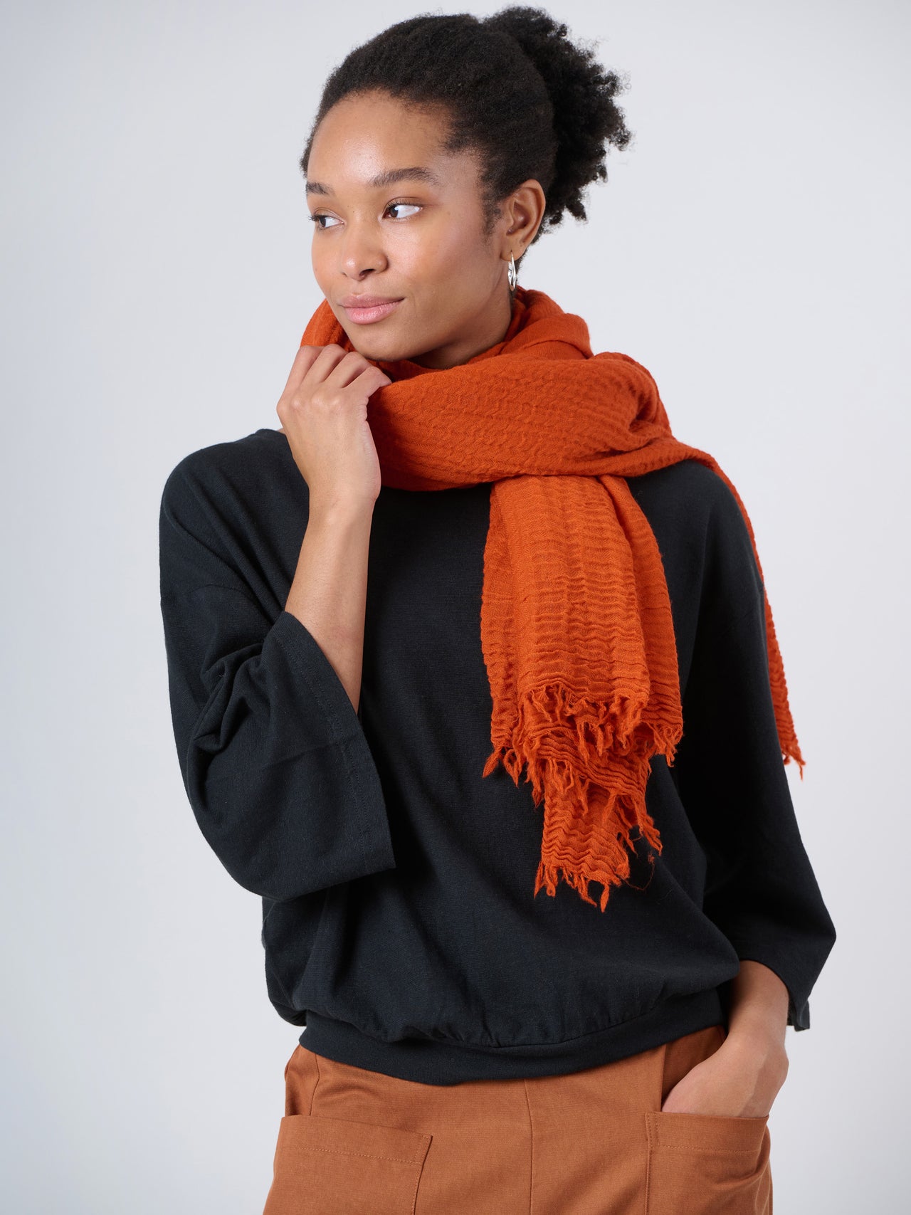 Echarpe en laine fine froissée texturée