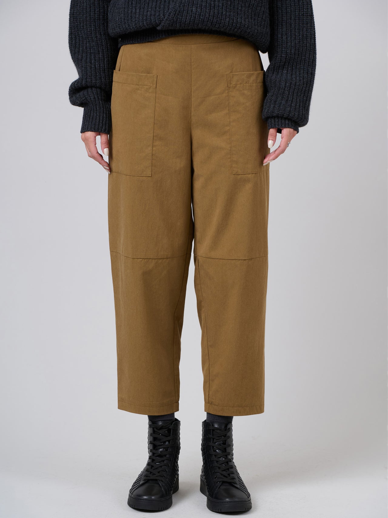 Pantalon croisé à jambes fuselées en coton Tencel® léger